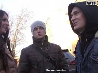 Карлик ебет зрелую