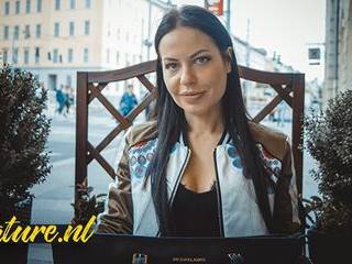 В туалете крупным планом