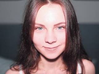 Негр прет двух сочных блондинок