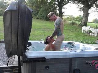 Лижет сиськи видео